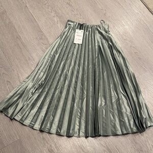 Zara A-Line Pleated Skirt in green